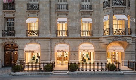 avenue montaigne stores.